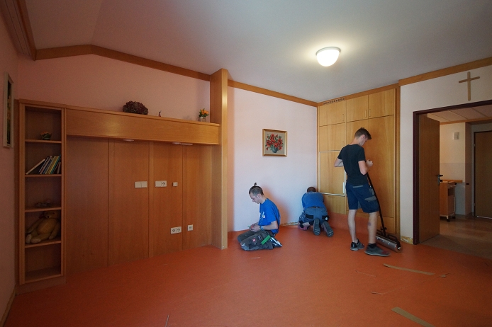 Landespflegeheim Mank: Instandhaltungsmaßnahmen in Pflegezimmern. Es werden ca. 1700 m² FORBO Linoelum Real in verschiedenen Farben verlegt.