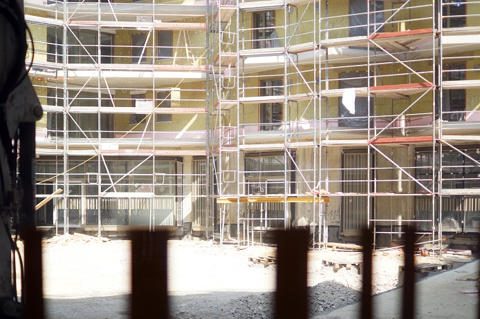 Unser 9.950-m²-Großprojekt für den Neubau des Alten- und Pflegeheims in Kritzendorf (NÖ) ist seit Wochen erfolgreich im Gange! Wir dürfen 8.500 m² Linoleum "Forbo" und 1.450 m² Parkett "Weitzer Strip" für unseren Auftraggeber verlegen.