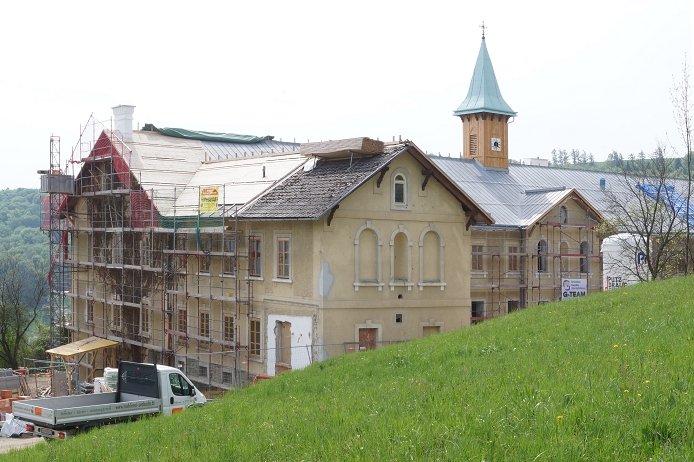 Für das Seminarhotel "Refugium Kloster Hochstrass" verlegten wir 850  m² Massivdiele Baubuche in Farbe 410 geölt (Hotelzimmer) und   500  m²  Teppichboden von Vorwerk (Gänge, Seminarräume).